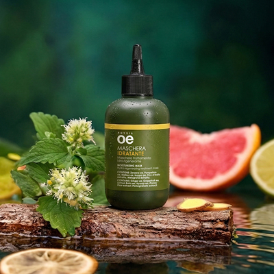 immagine del prodotto della maschera idratante ambientata su sfondo verde con infredienti